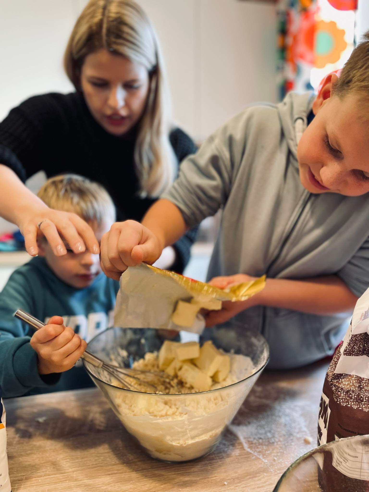 dzieci przygotowują ciasto, w misce szklanej mieszają składniki
